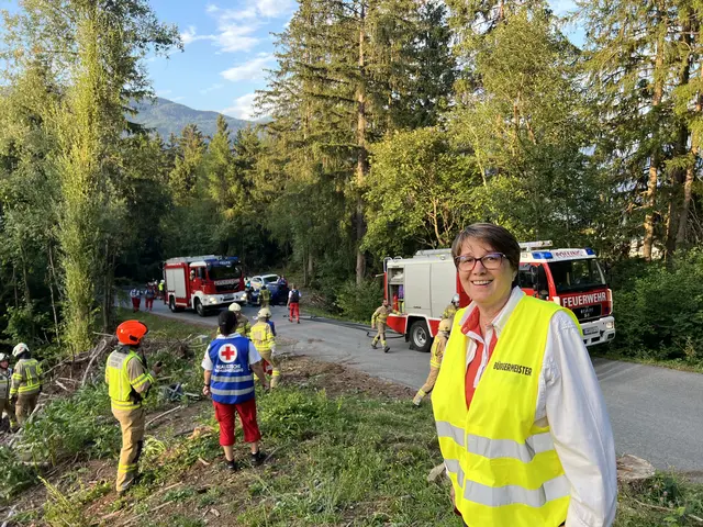 Bürgermeisterin Gabi Rothbacher war vom Zusammenspiel der Einsatzkräfte beeindruckt. | Foto: Martina Schratzberger