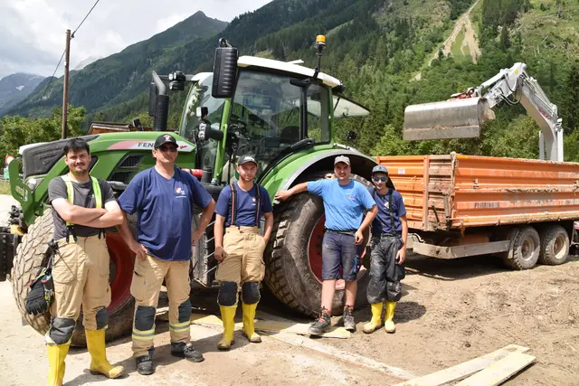 Jonas Stockhammer, Engelbert Ortner, Louis Alessandri und Florian Spörr von der FF Steinach mit dem Naviser Gemeindearbeiter David Geir (2.v.r.) | Foto: Kainz