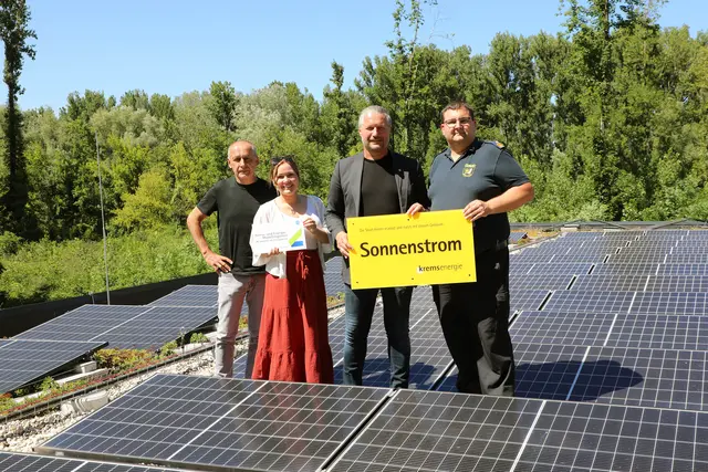 Freuen sich über die erweiterte PV-Anlage am Dach der Feuerwache Krems-Süd: Magistrat-Bereichsleiter Karl Rauscher, KEM-Managerin Stefanie Widhalm, Bürgermeister Peter Molnar und der Hollenburger Wachekommandant Christian Schopper. | Foto: Stadt Krems