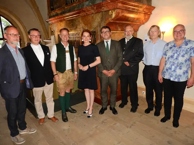 Es ist vollbracht (v. l.): Gunter Böhme (Orgelbauer der Firma Kuhn), Pfarrer und Vorstandsmitglied der Baukulturstiftung Markus Plöbst, Trofaiachs Bürgermeister Mario Abl, Landesrätin Simone Schmiedtbauer, Verwaltungsdirektor des Bundesdenkmalamts Heinz Schödl, Orgelexperte Reinhard Böllmann, Gründer der Baukulturstiftung Hans Kolb und Organist Manfred Tausch. | Foto: Christian Teichert