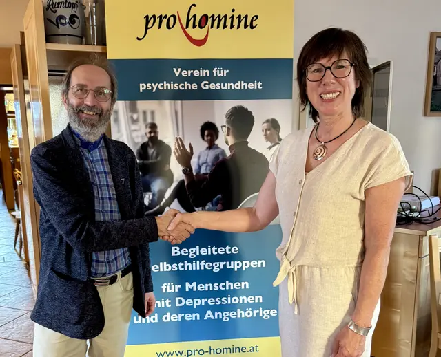 Ewald Kreuzer übergibt an Birgit Kastner. | Foto: Claudia Anzinger