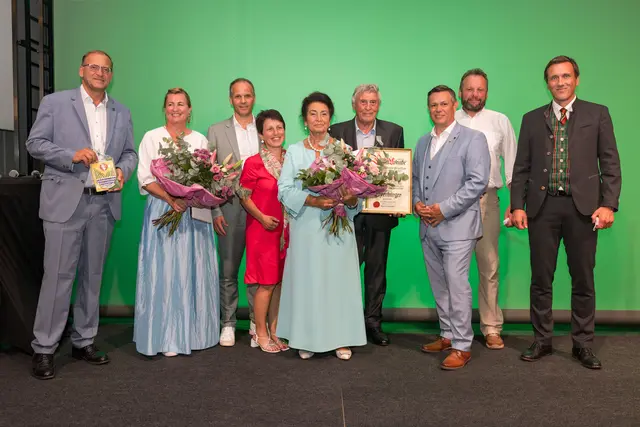 Franz Neuhofer senior (4.v.r.) mit seiner Frau Christiana (5.v.r.), Bürgermeister Günther Pfarl (3.v.r.) und Franz und Helga Neuhofer (l.). | Foto: FN Neuhofer