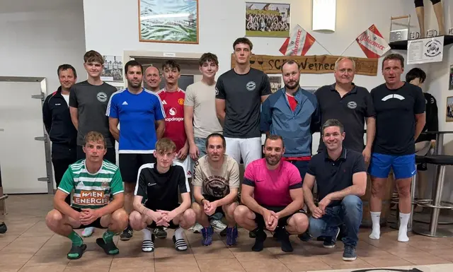 Markus Koller, Jonas Bauer, Michael Rameder, Markus Masch, Thomas Fraissl, Jakob Witt, David Hauer, Oliver Tesar, Martin Spielhofer und Markus Mlinar (stehend) mit Nico Pruckner, Fabian Kinsky, Stefan Futterknecht, Stefan Fasching und Michael Franz (hockend, jeweils v.l.) | Foto: FPÖ Waidhofen/Thaya
