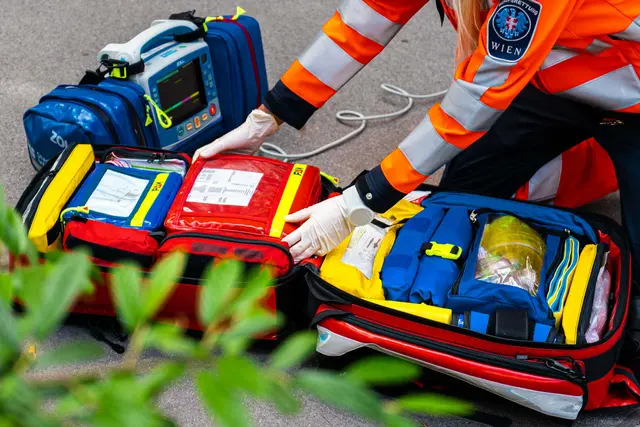 Ein Mann kletterte auf einen Waggon und erlitt durch einen Stromschlag lebensgefährliche Verletzungen, wurde von der Berufsrettung betreut und in ein Spital eingeliefert. (Symbolbild) | Foto: Berufsrettung Wien