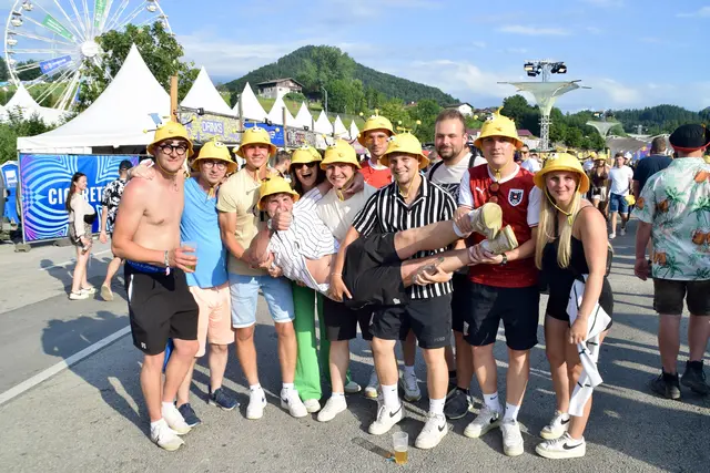 durchstöbere unsere Bildergalerie und lass dich von den strahlenden Lichtern, den begeisterten Fans und den elektrisierenden Klängen am „Electric Love Festival“ am Salzburgring verzaubern. | Foto: Carmen Kurcz