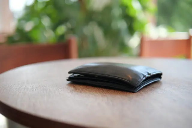 Vier unbekannte Männer stahlen eine am Tisch liegende Brieftasche mit mehreren hundert Euro Bargeld. (Symbolfoto) | Foto: stock.adobe.com/at/Towfiqu Barbhuiya 