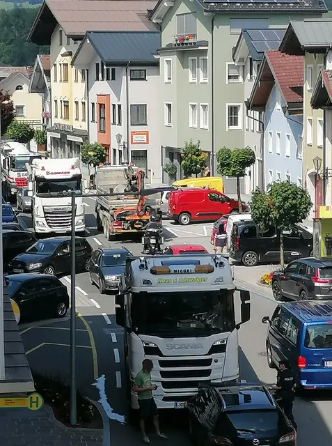 Eine Zählung des Landes Salzburg aus dem Jahr 2017 verzeichnete im Gollinger Ortszentrum durchschnittlich rund 6.500 Pkw und 700 Lkw pro Werktag – trotz bestehendem Fahrverbot für Fahrzeuge über 3,5 Tonnen.  | Foto: Tilli Stuber-Steiner