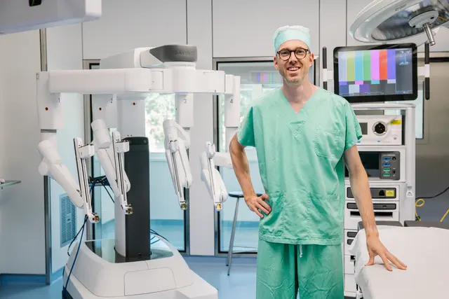 Matthias Paireder vor dem neuen Da Vinci Xi-Roboter.  | Foto: Göttlicher Heiland Krankenhaus/Alek Kawka