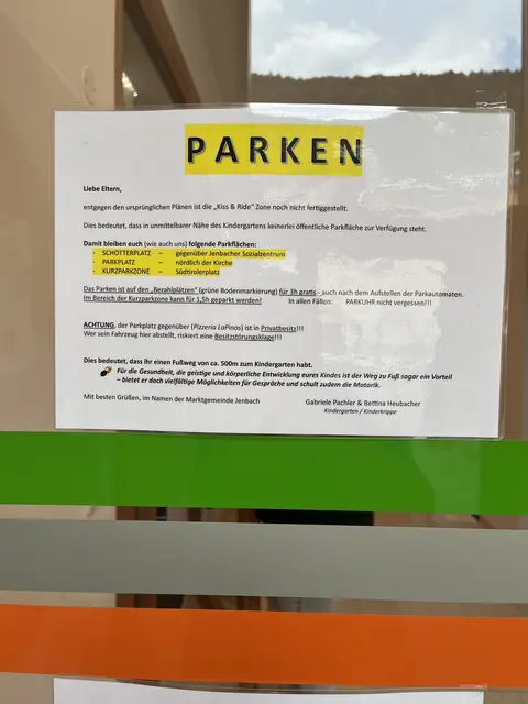 In der Gemeinde Jenbach gibt es Aufregung bzgl. des Parkens beim Kindergarten.  | Foto: Haun
