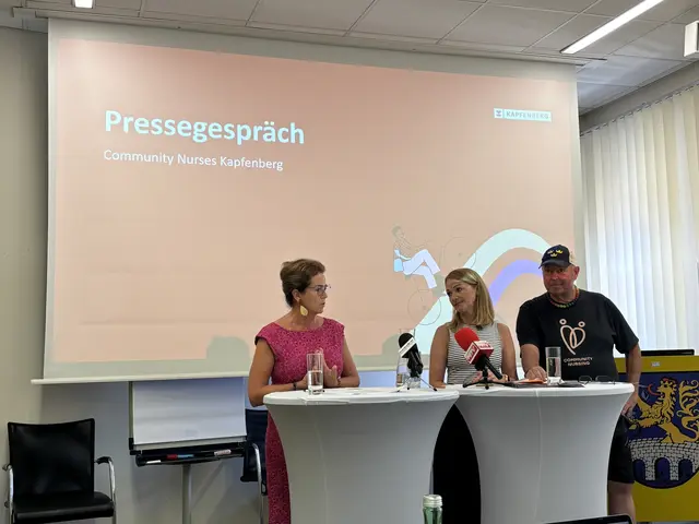 Pressegespräch in Kapfenberg: Vize-Bgm. Monika Vukelic-Auer und die beiden community nurses Barbara Sterlinger und Guido Prossegger. | Foto: Kern