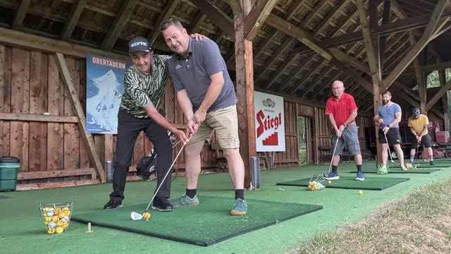 Golf-Coach Johann Graimann (li.) mit Vizebürgermeister Roland Holitzky beim Üben auf der "Driving Range" am Areal des Golfclub Lungau/Katschberg beim "Man trifft sich" am 3. Juli 2025. | Foto: pjw