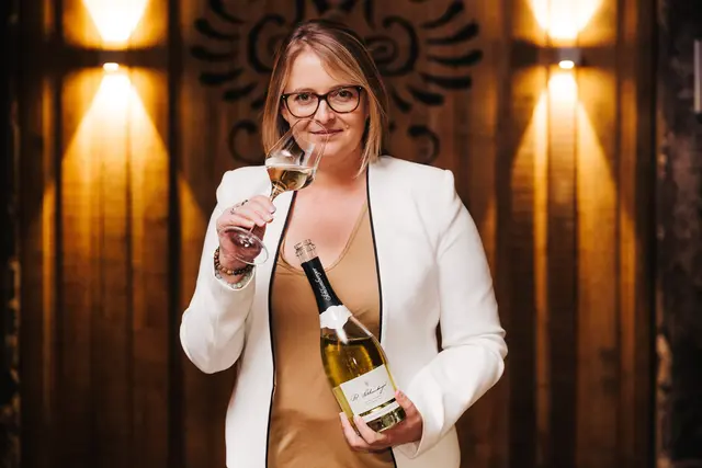 Kellermeisterin Aurore Jeudy freut sich über die Top-Platzierung des Döblinger Schaumweine.  | Foto: Schlumberger / Philipp Lipiarski