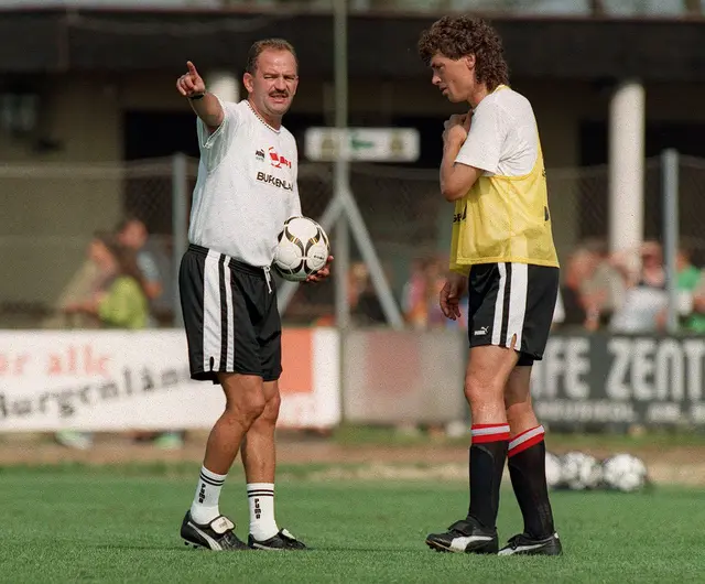 Herbert Prohaska (l.) in seiner Trainerrolle beim ÖFB zusammen mit dem damals aktiven Toni Polster bei einem Trainingslager im September 1997. | Foto: JÄGER R. / APA / picturedesk.com