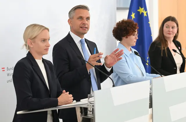 Mit dem neuen Elektrizitätswirtschaftsgesetz will die Regierung den Strommarkt neu strukturieren, so Wirtschaftsminister Hattmannsdorfer (im Bild Mitte). | Foto: HELMUT FOHRINGER / APA / picturedesk.com