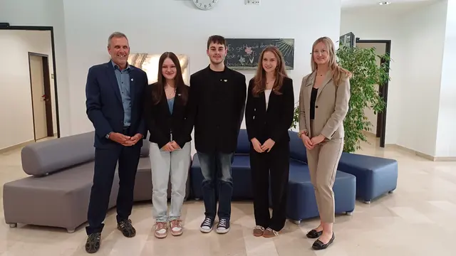 Drei neue Schüler:innen nehmen am Dual-Diploma-Programm teil (v.l.n.r.): HLW-Direktor Mag. Markus Höfle, Lena Raß, Alexander Kahn Theresa Pfluger, Koordinatorin Mag. Julia Gamauf.  | Foto: HLW FW Kufstein