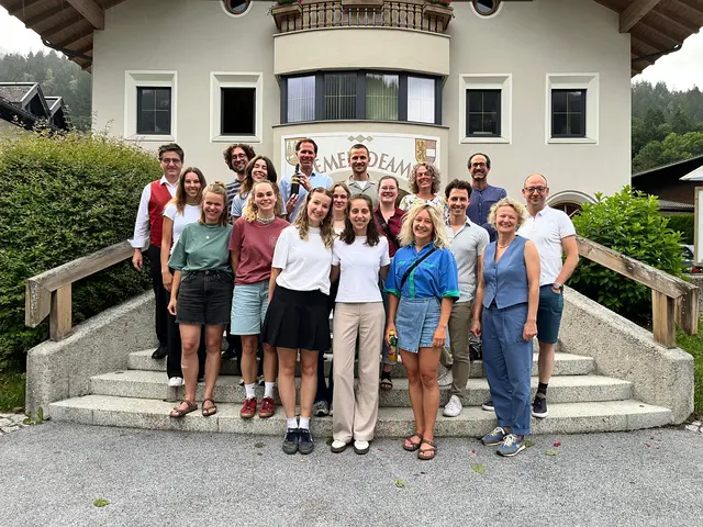 Die Studierenden der Uni Innsbruck mit Bgm Michael Obermoser, Prof. Robert Steiger, Karin Prassl und Gerhard Obwaller (Gemeinde Wald), Diana Schmiderer und Christian Haselsberger als Prozessbegleiter und Alois Schläffer vom Programm „Zukunftsraum Gemeinde“ | Foto: Gemeinde Wald