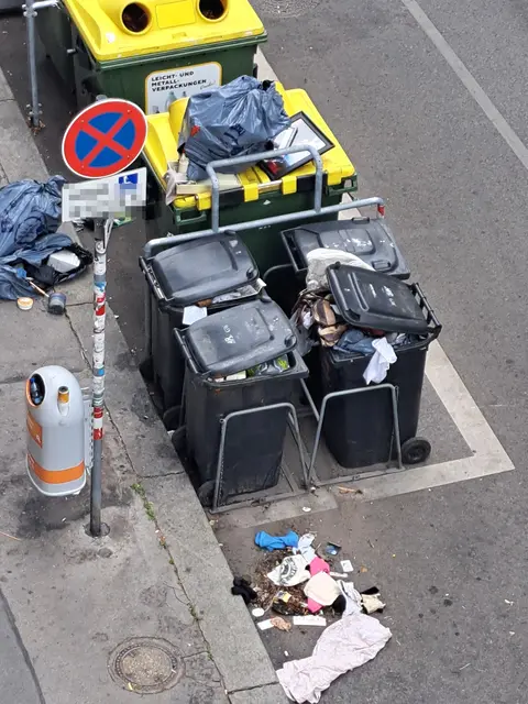 In der Neubaugasse türmt sich der Müll. Container sollen von Unbekannten auf der Suche nach Pfand auch gewaltsam geöffnet werden. | Foto: zVg
