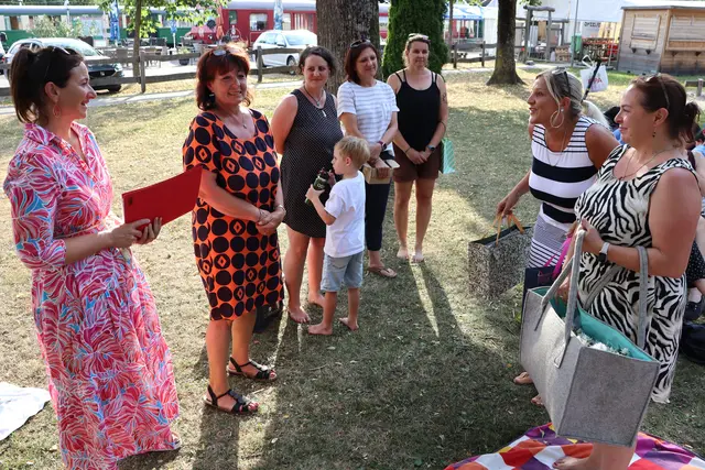 Die Elternvertreterinnen Sandra Schober und Sandra Knaus hatten für die Klassenvorständinnen ein Präsent vorbereitet | Foto: Gerhard Langmann