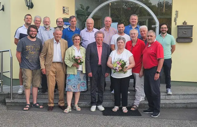 Der Vorstand. Aus dem Bezirk Perg vertreten sind Präsident Hans Friedinger (vorne Mitte). Und hinten Philipp Aistleitner (ganz links), Anton Aistleitner (6. v. li.), Willi Resch (7. v. li.), Jürgen Schlager (9. v. li.)  und Simon Oberfichtner (11. v. li.). | Foto: OÖTTV