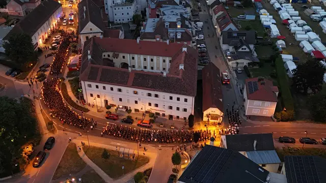 Mit einem beeindruckenden Fackelzug durch die Innenstadt fand die Eröffnung der Wettkämpfe ihren Höhepunkt. | Foto: Landesfeuerwehrverband Burgenland