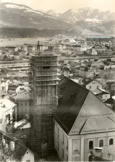 Der neue Kirchturm aus Beton wuchs rasch auf die heutige Höhe von 60 Metern. Im Bild ist die Dachgleiche erreicht.  | Foto: Michael Neureiter
