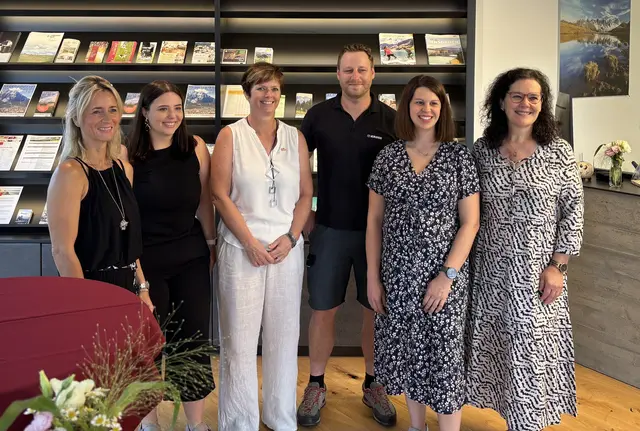 Die Mitarbeiter:innen von Innsbruck Tourismus freuen sich über die neuen Räumlichkeiten in Mieming. V.l.: Karin Bichler, Theresa Pertl, Christine Valentini, Andreas Schatz, Anna Mareiler, Gisela Egger. | Foto: Innsbruck Tourismus