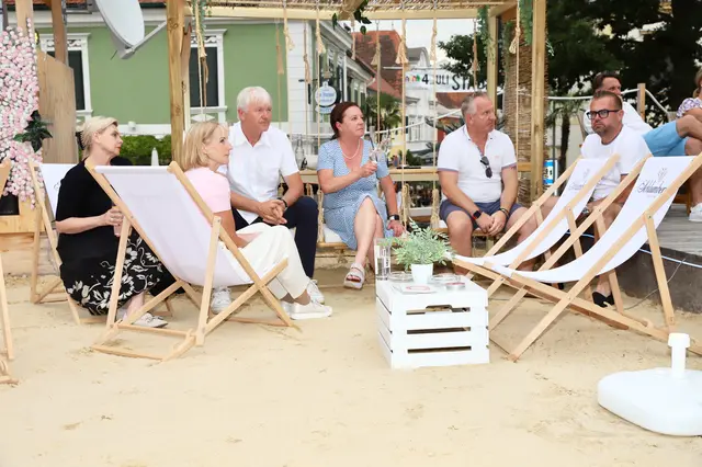 Die zahlreichen Gäste unterhielten sich bestens. | Foto: Alfred Mayer