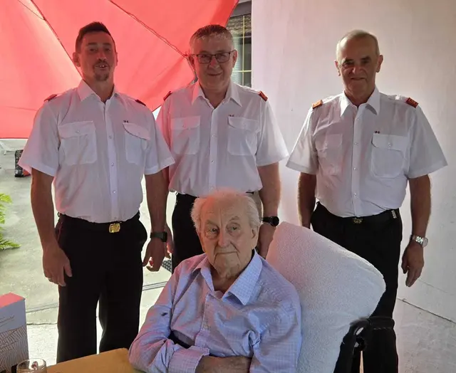 Feuerwehrkommandant Frauendorf Markus Raidl sowie die ehemaligen Kommandanten Josef Kisser und Josef Raidl überbrachten Glückwünsche zum 95. Geburtstag an Josef Weiß. | Foto: Weiß