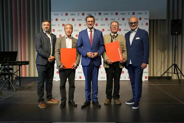 Thomas Spitzbart (Kaufmännischer Leiter und Prokurist OÖ Tourismus), Tieping Ni (Restaurant Asia House Bad Schallerbach), Landesrat Markus Achleitner, Hans Schwarzmayr und Robert Seeber (Vorsitzender Strategie-Board OÖ Tourismus). | Foto: OÖ Tourismus/Martin Fickert