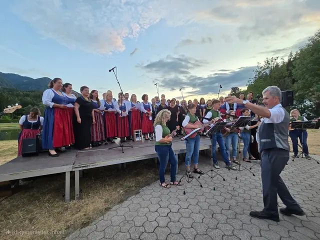Wunderbarer Sommerabend am Pirkdorfer See mit dem Gesang heimischer Chöre und Musik der Tamurizzagruppe aus dem Rosental: Lieder in beiden Landessprachen stärkten das Gefühl der Verbundenheit. | Foto: Doris-Grit Schwarz