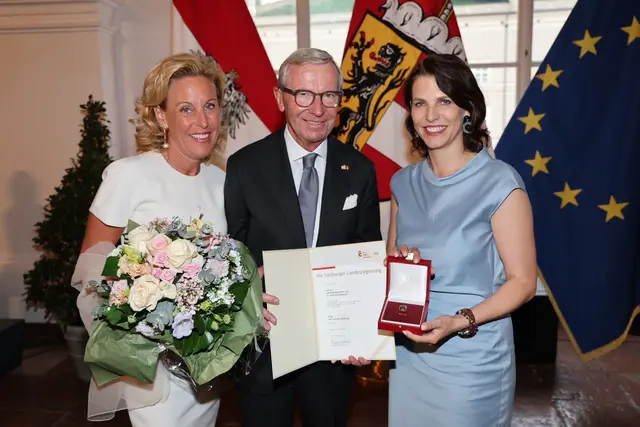 Landeshauptfrau Karoline Edtstadler verlieh die höchste Auszeichnung des Landes Salzburg an Landeshauptmann a.D. Wilfried Haslauer. Im Bild: Landeshauptfrau Karoline Edtstadler und Landeshauptmann a. D. Wilfried Haslauer mit Gattin Christina. | Foto: Land Salzburg / Franz Neumayr