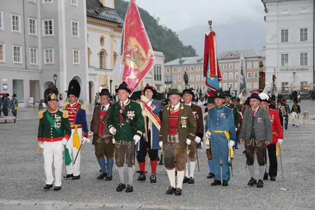 Aufmarsch von Musik und Schützen am Residenzplatz. | Foto: Land Salzburg / Franz Neumayr