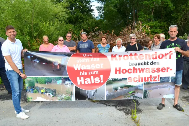 Bgm. Lukas Vogl und Erich Fabian sowie die Anrainer stehen gemeinsam hinter dem Hochwasserschutz-Projekt. Foto: Kremser