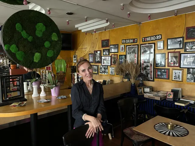 Tajana Christelbauer führt das Kunstcafé im Hundertwasserhaus seit Jänner.  | Foto: Luca Arztmann/MeinBezirk