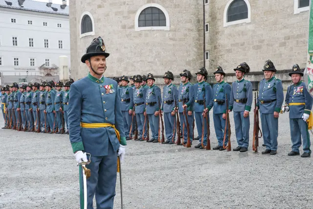 Die Schützen aus Kuchl beim Ehrensalut für Landeshauptmann a.D. Wilfried Haslauer. | Foto: Land Salzburg / Franz Neumayr