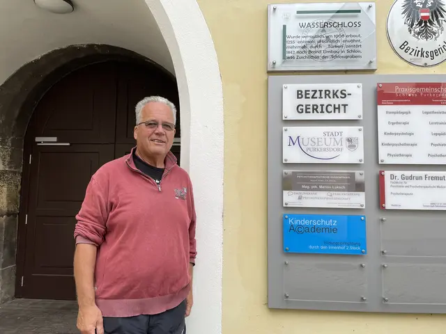 Der Stadthistoriker Christian Matzka beim ältesten Gebäude, das es in Purkersdorf gibt, dem Wasserschloß. | Foto: Marlene Trenker