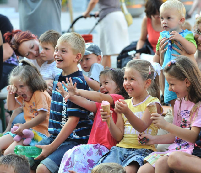 Den Sommer über bietet die Stadtgemeinde Feldkirchen gratis ein lustiges und abwechslungsreiches Kinderprogramm am Hauptplatz. | Foto: Stadtgemeinde Feldkirchen