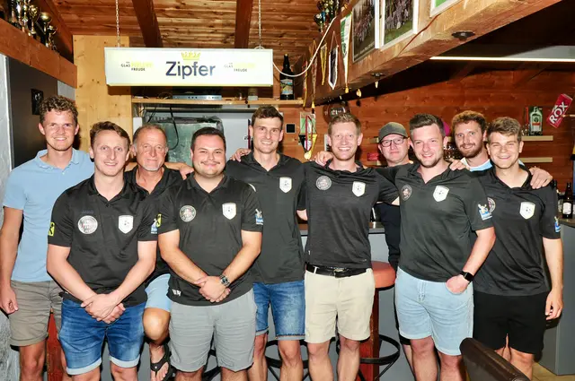 Der FC Raika Grinzens wird in Zukunft von diesem Vorstands-Team vertreten. | Foto: Hassl