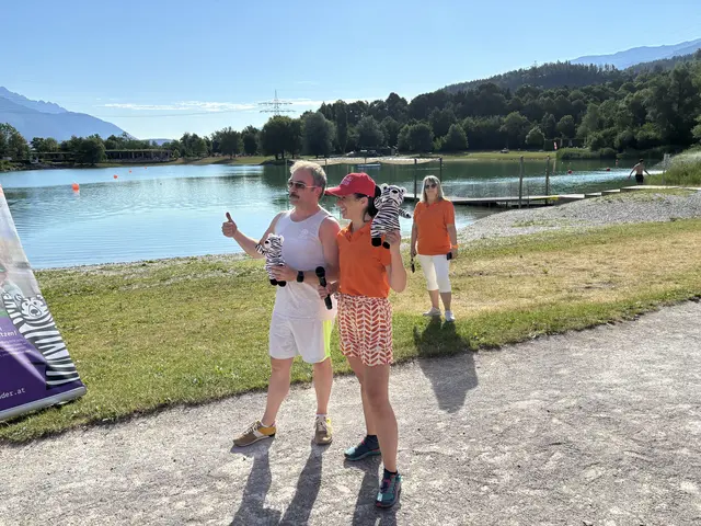 Jochen Hois, Direktor der HAK Innsbruck und Monika Rammal, Vereinsgründerin der Zebrakinder-KAT6A Foundation, mit dem "Zebär". | Foto: Huber