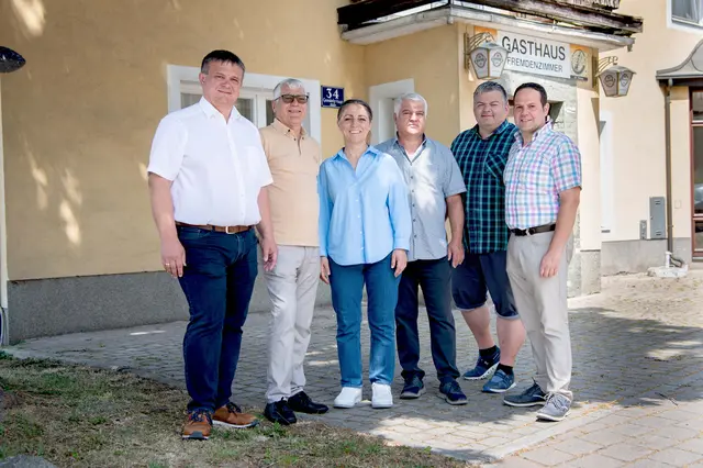 Bürgermeister Franz Schuster (v.l.), Metin, Özgül, Veli Yildirim, geschäftsführender Gemeinderat Leopold Kern und Vizebürgermeister Anton Brunner freuen sich auf die große Eröffnung am 25. Juli. | Foto: dielechnerei