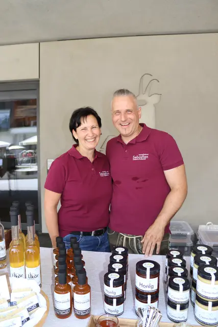 Sebastian und Ines Tschiderer aus Pettneu am Arlberg bieten Honigprodukte aus ihrer „Gebirgsimkerei Sebastian“ an.  | Foto: Elisabeth Zangerl