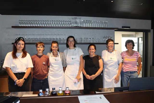 Die Bäurinnen und ihre Helfer:innen schenken unter anderem leckere Cocktails und Mocktails aus, zu sehen sind am Bild von links: Johanna Traxl, Anton Herovitsch, Andrea Schultes, Claudia Herovitsch, Daniela Tilg, Sabine Gröbner und Ingrid Raggl.  | Foto: Elisabeth Zangerl