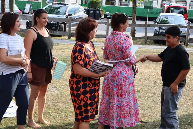 Die Zeugnisse werden ausgegeben | Foto: Gerhard Langmann