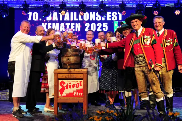 Beste Laune bei den Ehrengästen nach dem gelungenen Bieranstich im imposanten Festzelt. | Foto: Hassl