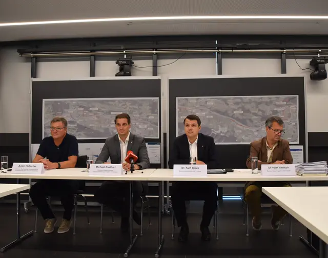 Bei einer Pressekonferenz in Kundl informierten die Vertreter des Wasserverbands Hochwasserschutz Unteres Unterinntal über die Einreichung des Projekts.  | Foto: Barbara Fluckinger