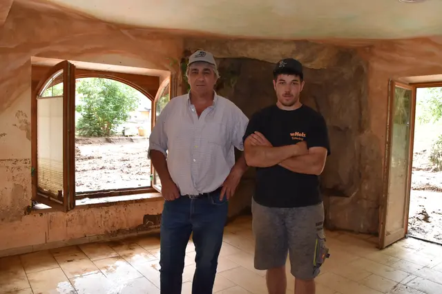 Ferdinand Pranger (l.) und sein Sohn Alexander haben hunterttausende Euro Schaden in ihrem Alfaierhof. | Foto: Kainz
