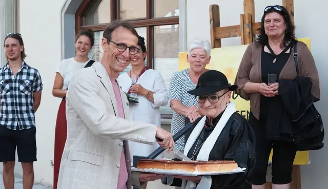 Bgm. Günter Salchner und Obfrau Veronika Kunz beim Anschneiden der Geburtstagstorte. | Foto: Robert Pacher