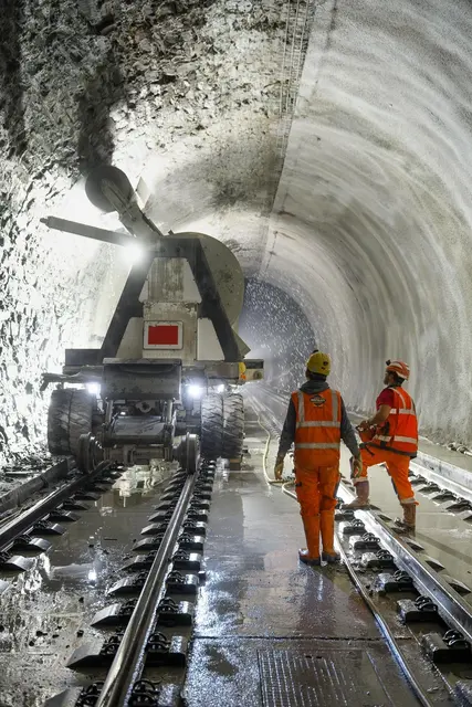 Mithilfe großer Maschinen wurde die Tunnelwand abgefräßt. | Foto: ÖBB Marktl Photography