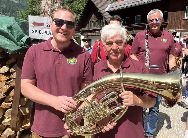 Der Obmann der Trachtenkapelle Robert Unterscheider (l.) wünschte dem Geburtstagskind Karl Oberlassnig alles Gute. | Foto: Privat
