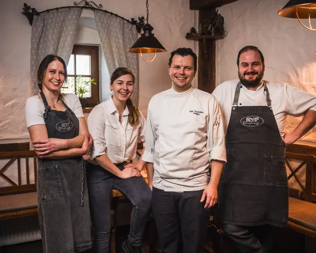 Nicole und Philipp Thomüller (Mitte) sind mit dem Stammteam aus Rassach vor einem Jahr in Hollenegg neu durchgestartet. Inzwischen sind noch fünf weitere Kolleginnen und Kollegen im Team, ein Lehrling kommt im Herbst dazu. | Foto: Das Ursprung